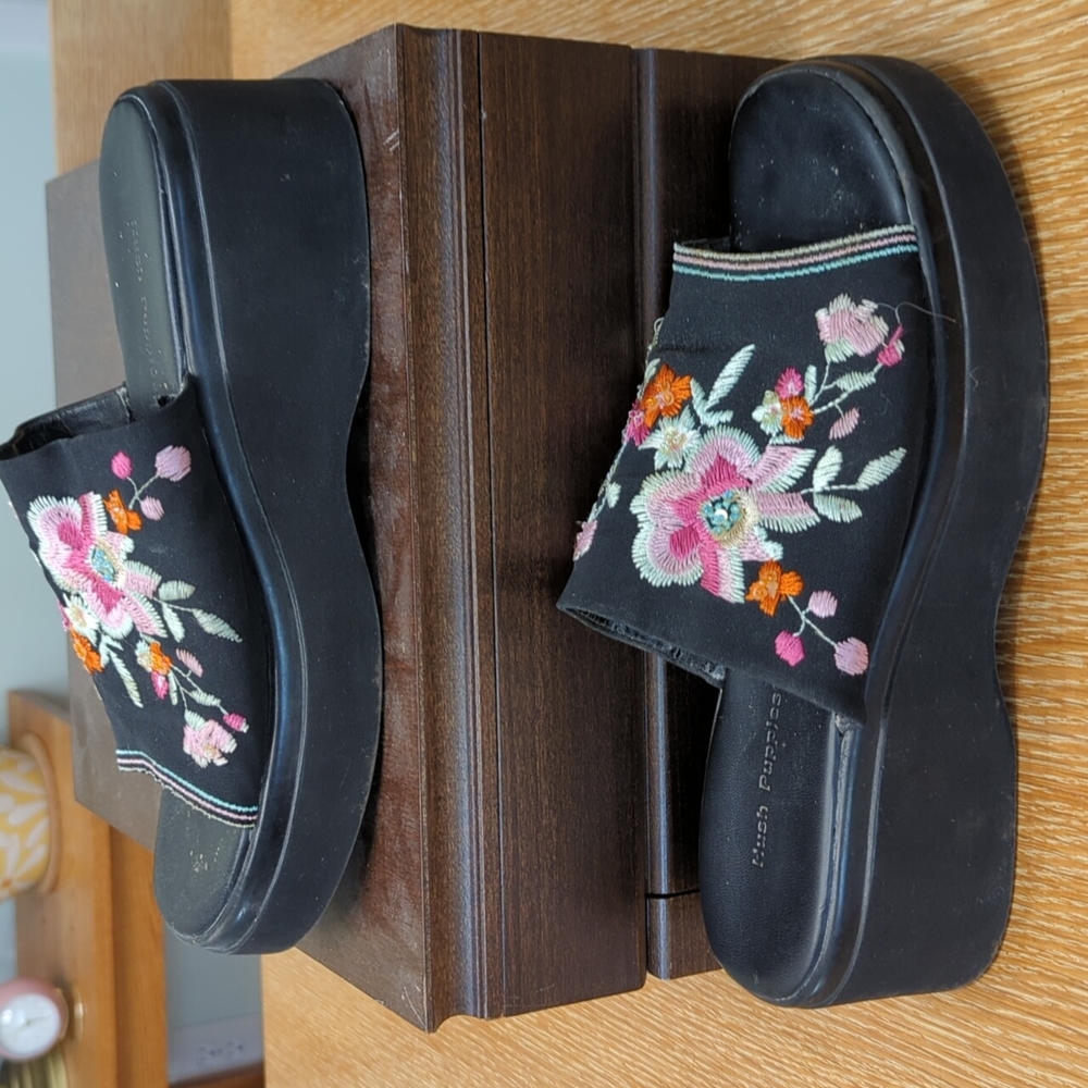 Hush Puppies Embroidered slides sandals Size 9